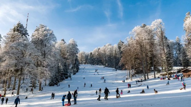 Lyžařské středisko s lanovkou a lyžaři
