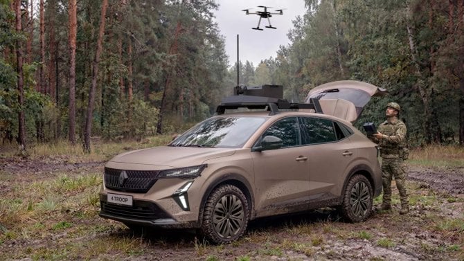Renault představil armádní speciál. Poslouží jako velitelské středisko pro ovládání dronů