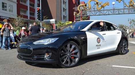 Náhledový obrázek - Policajt na baterky. Strážník musel ukončit pronásledování podezřelého poté, co se mu vybilo auto