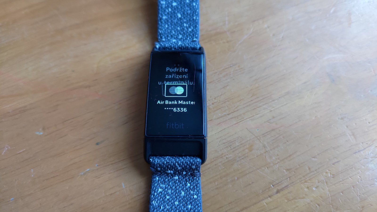 Fitbit Pay a debetní karta Mastercard od Air Bank. (4. 12. 2021, Asus ZenFone 7 Pro)