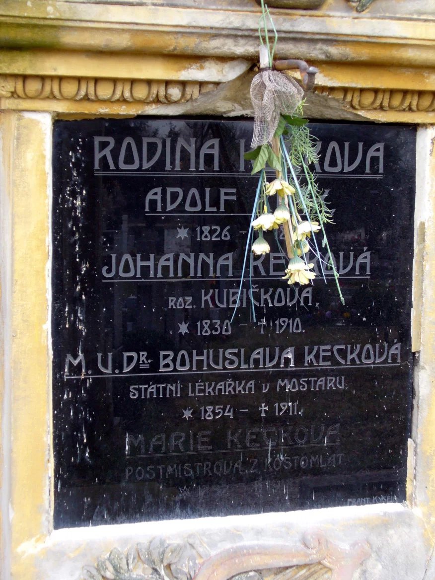 Hrob Bohuslavy Keckové v Kostomlatech nad Labem