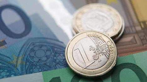 Náhledový obrázek - Euro kleslo vůči dolaru na sedmiměsíční minimum