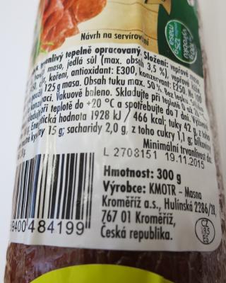 Vysočina 300 g. Kategorie: Nebezpečné potraviny. Nevyhovující parametr: plísně okem viditelné. Na povrchu potraviny se vyskytovala plíseň. Potravina neměla porušený obal. Při kontrole nebyly zjištěny nevyhovující teplotní podmínky skladování tohoto výrobku. Potravina neměla prošlé datum minimální trvanlivosti. Výrobce:	KMOTR - Masna Kroměříž a.s. Distributor: DC Jirny. Místo kontroly: Penny Market s.r.o., Žďár nad Sázavou