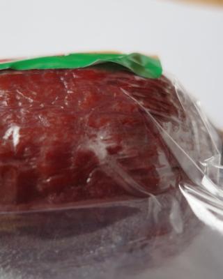 Vysočina 300 g. Kategorie: Nebezpečné potraviny. Nevyhovující parametr: plísně okem viditelné. Na povrchu potraviny se vyskytovala plíseň. Potravina neměla porušený obal. Při kontrole nebyly zjištěny nevyhovující teplotní podmínky skladování tohoto výrobku. Potravina neměla prošlé datum minimální trvanlivosti. Výrobce:	KMOTR - Masna Kroměříž a.s. Distributor: DC Jirny. Místo kontroly: Penny Market s.r.o., Žďár nad Sázavou