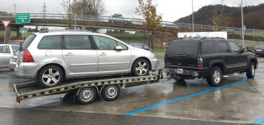 Porouchaný Peugeot 307 SW bylo nutné odtáhnout do ČR. Foceno mobilem. (11/2016)