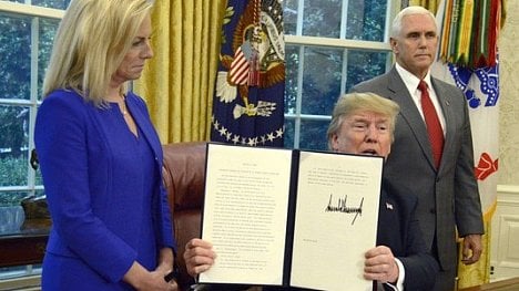 Náhledový obrázek - Trump zrušil kritizované odebírání dětí migrantů rodičům