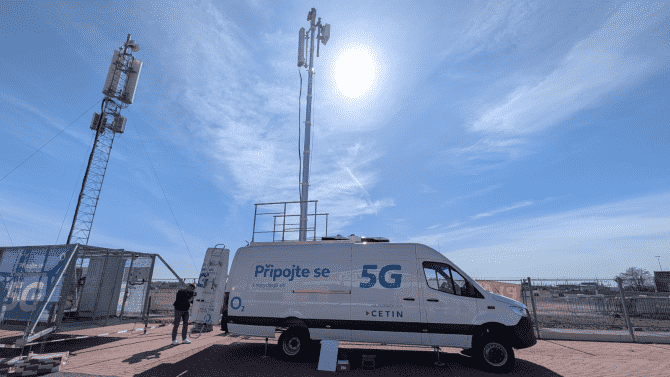 https://i.iinfo.cz/images/Mobilní 5G vysílač CETIN a O2 v dodávce Mercedes-Benz
