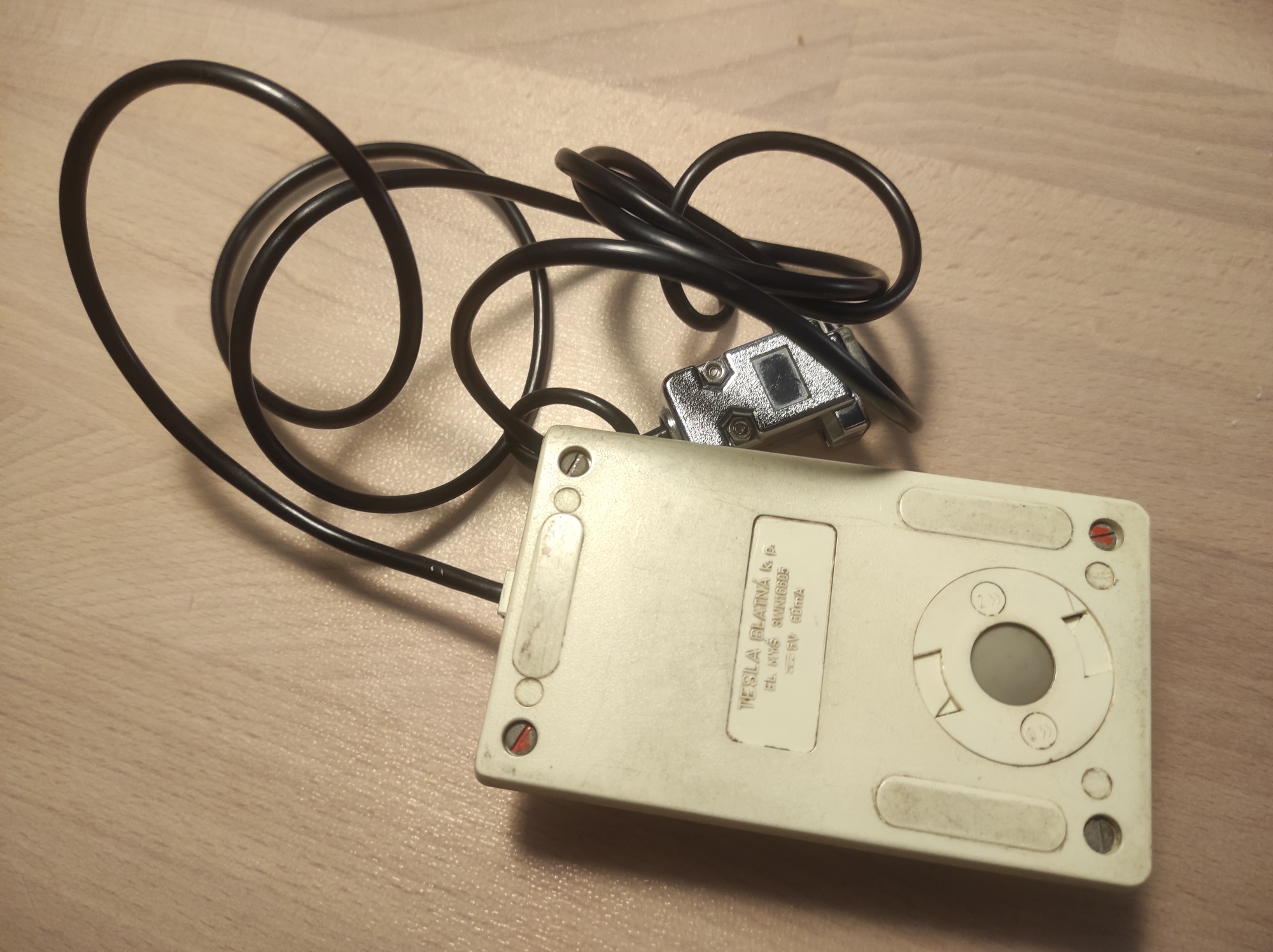 Pohled zespodu. Technologie je samozřejmě klasická kulička.