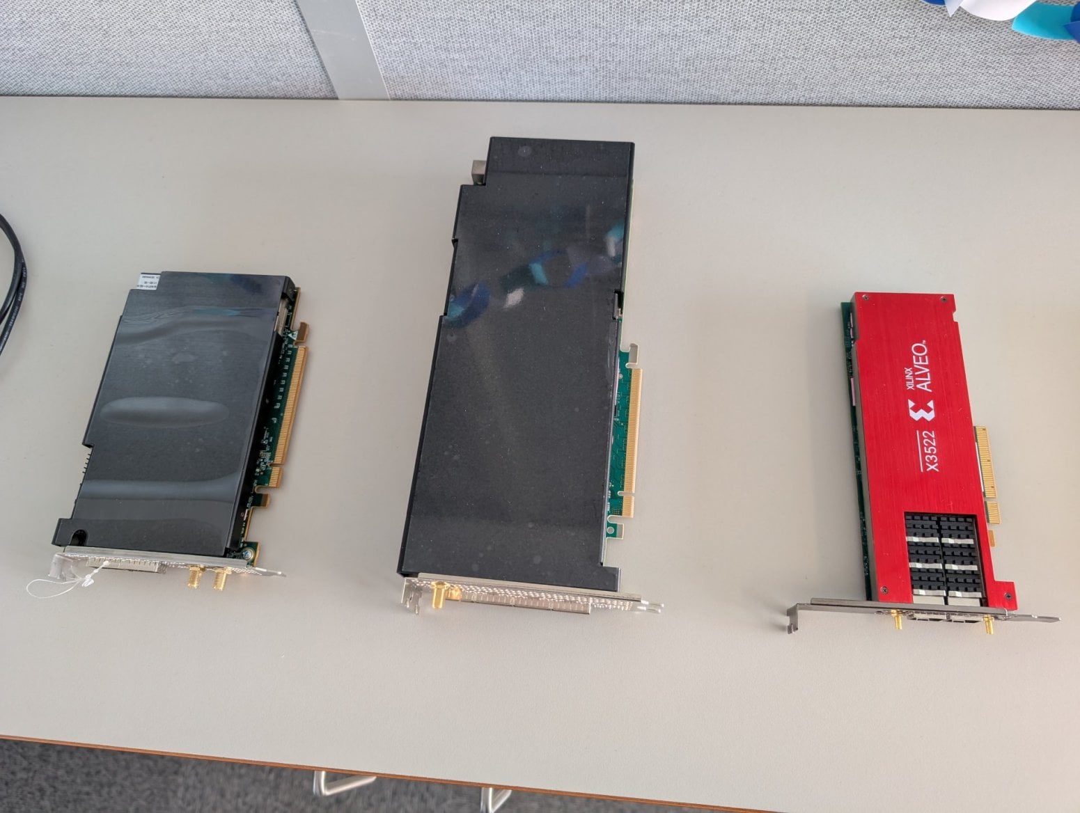 Ukázky FPGA karet v kancelářích Dynanic