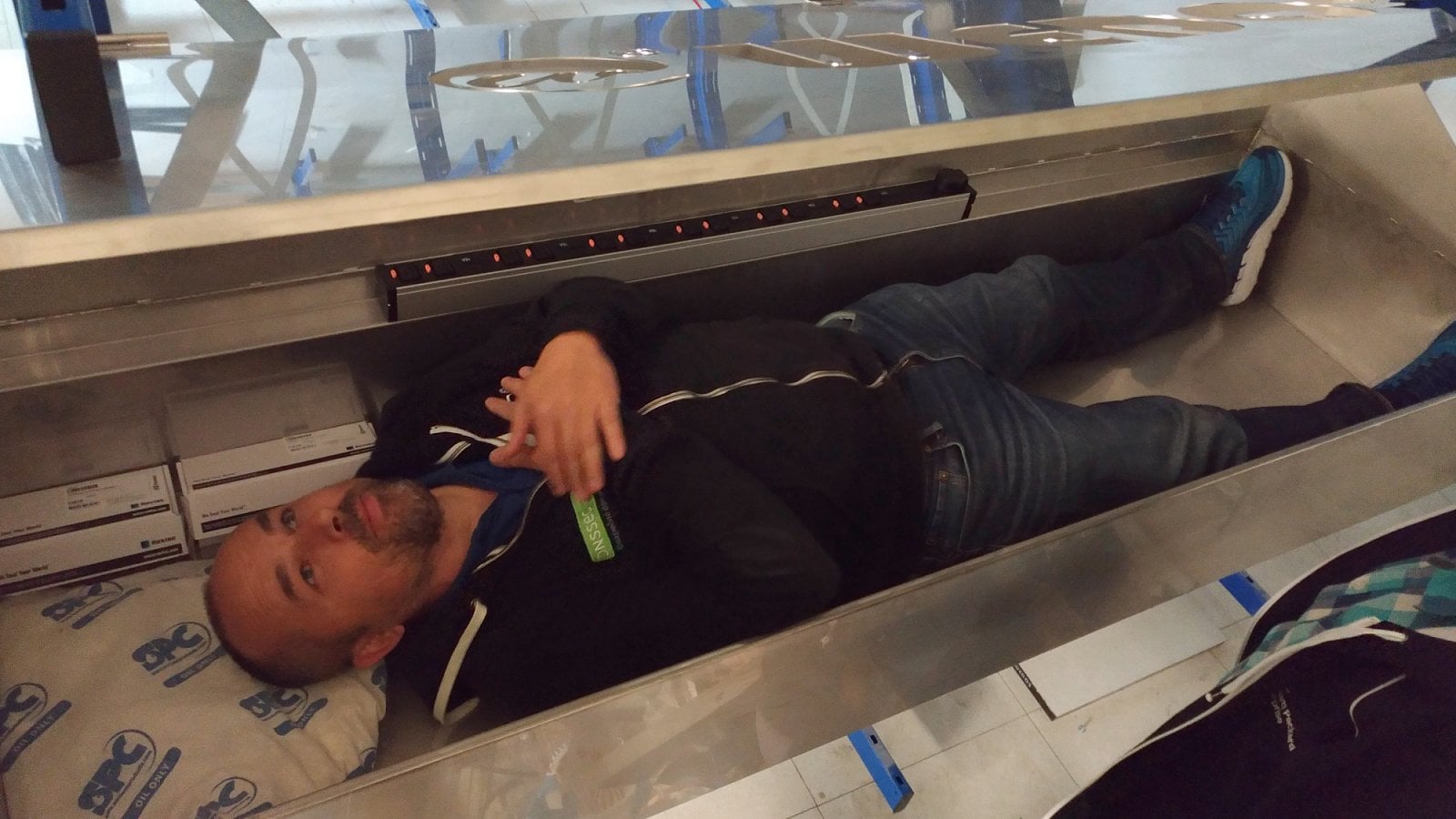 Wedos stále pracuje na svých <a href="https://www.root.cz/galerie/vany-pro-olejove-chlazeni-wedos/">olejových vanách</a>. Josef Grill dnes názorně zkusil, že se dají využít i jinak, když mu to celé nevyjde.