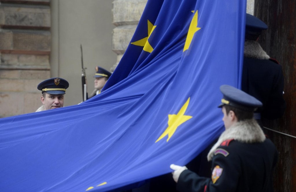 2014-12-barroso-byl-svc49bdkem-vztyc48denc3ad-vlajky-eu-na-hradc