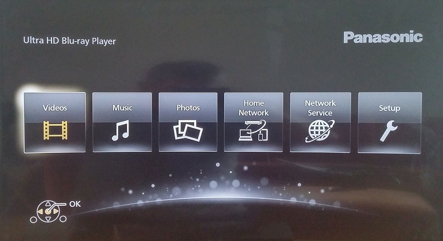 Menu na tlačítku Home nabízí přehrávání multimédií, vstup na domácí i internetovou síť a menu pro nastavení přístroje (Setup).
