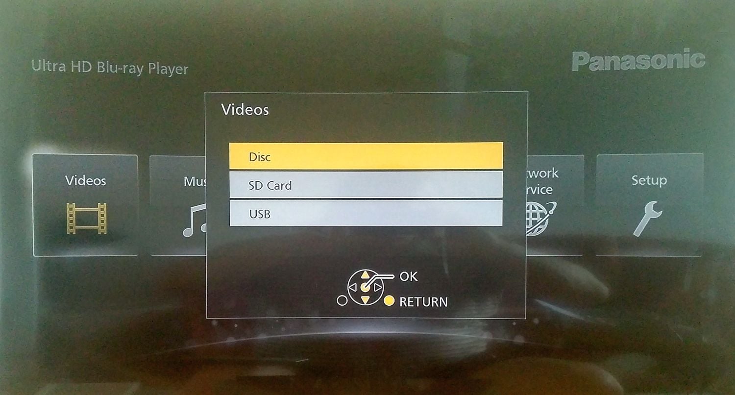 V případě multimédií, nabídne vždy DMP-UB900 přehrávání pouze pro vstup, který je pro daný typ povolen. Na snímku volba média pro video.
