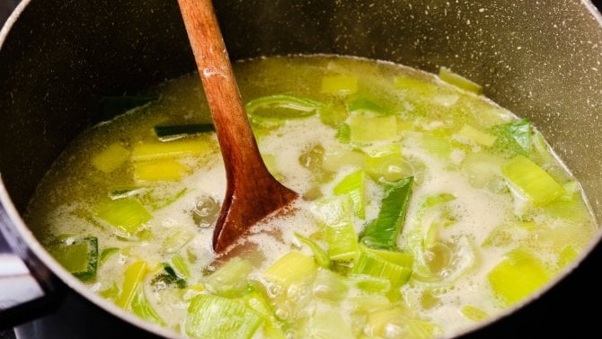 pórková polévka v hrnci