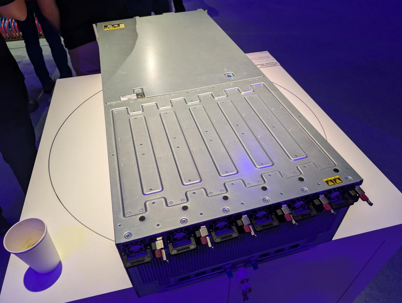 Nvidia P685 Fotogalerie: Server HPE ProLiant XD685 s čipy Nvidia H200 - Lupa.cz