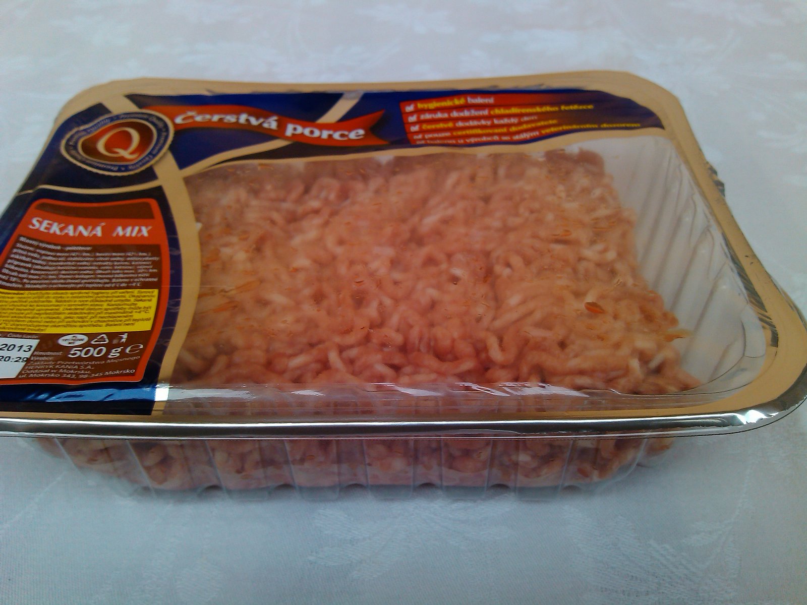 Sekaná mix, polotovar: 84 % masa, 0,5 kg za 54,70 Kč (bylo ve slevě za 39,90 Kč, jako u osattních počítáme plnou cenu), 109,40 Kč/kg výrobku. Výrobce: Henryk Kania, Polsko. Ve složení: voda, sůl, stabilizátor, antioxidant, askorbát sodný, isoaskorbát sodný, extrakty koření, kořenící přípravek, sójová bílkovina, konzervant