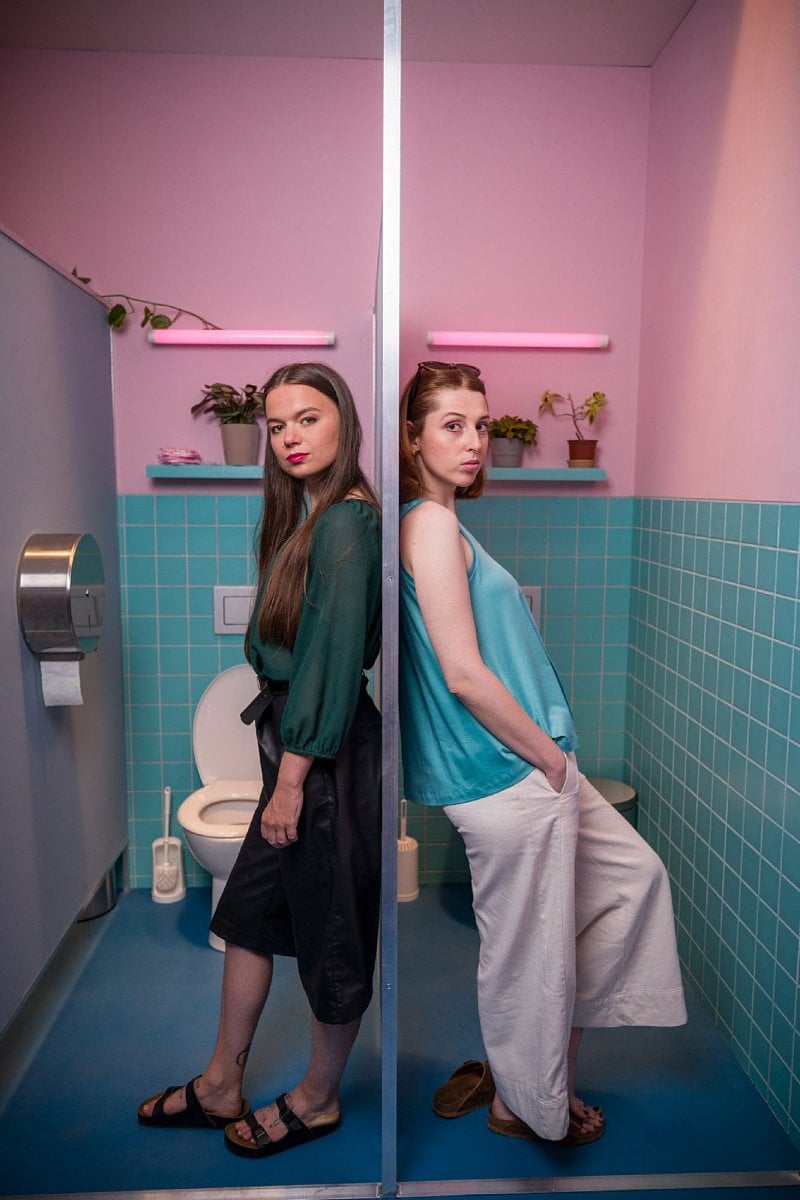 Na záchodcích (iVysílání)