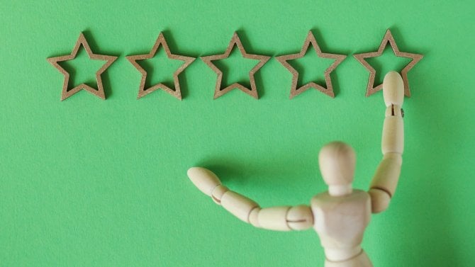 Koncept Pět hvězdiček Cíl na zeleném pozadí. zvýšit hodnocení, hodnocení, skóre, klasifikaci