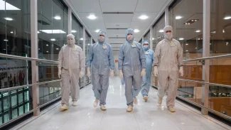 Prezident Petr Pavel během návštěvy čipové továrny GlobalFoundries v Drážďanech