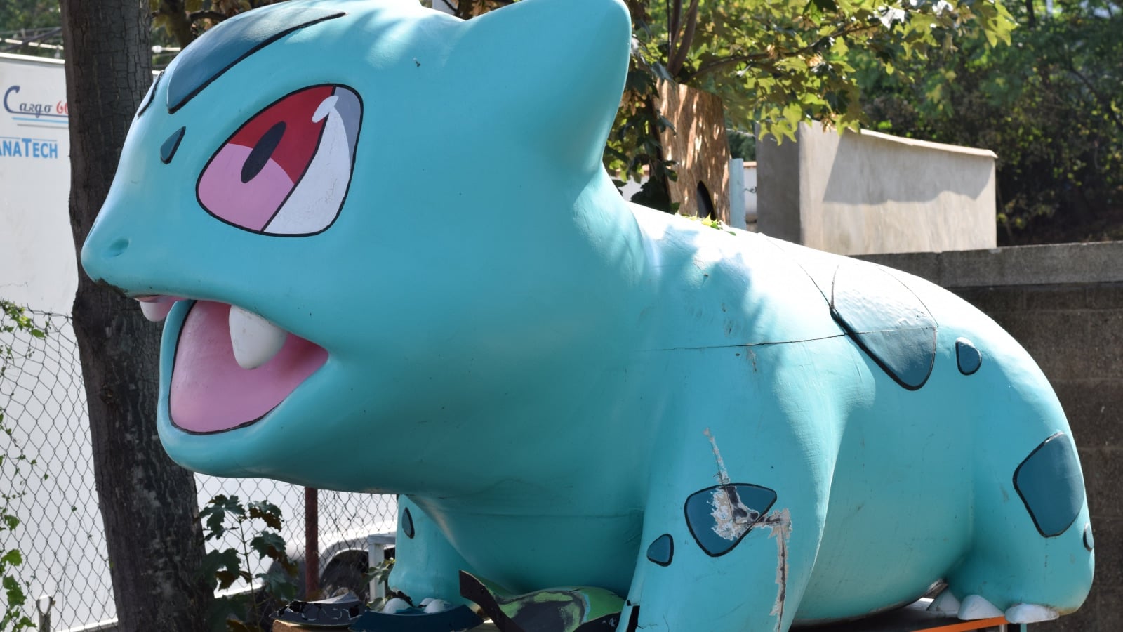 Bulbasaur je Pokémon, který v tomto vyhotovení váží kolem dvou set kilo. „Bulbasaura nám poničili, ale výhoda 3D tisku je, že můžeme odstranit poškozené díly a nahradit je novými."