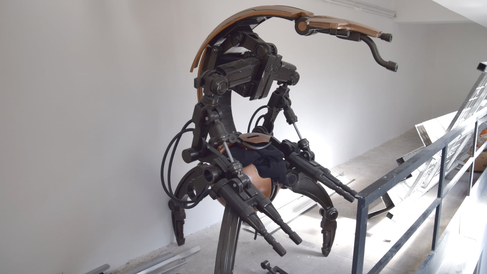 Jeden z droidů vypadá, jako by ho vyrobili z kovu – a to včetně oděrek a šrámů, které jakoby utržil během bitvy. Jde o takzvaná „battle damage“, místa, která napodobují odřené části stroje pomyslně odhalující stříbřitě kovový základ.