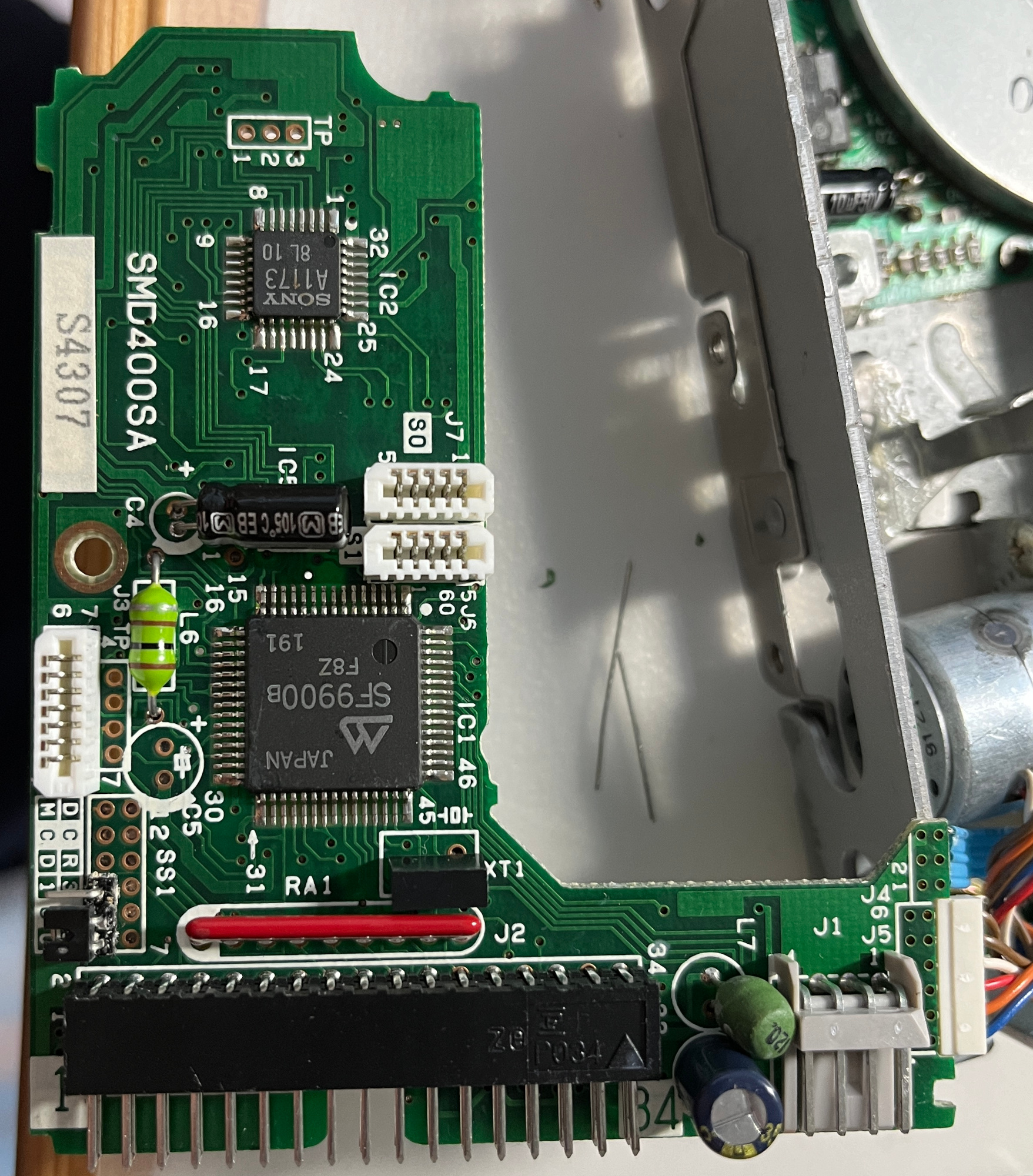 Detail první řídící desky, tady především s obvody pro řízení hlav a zpracování dat.