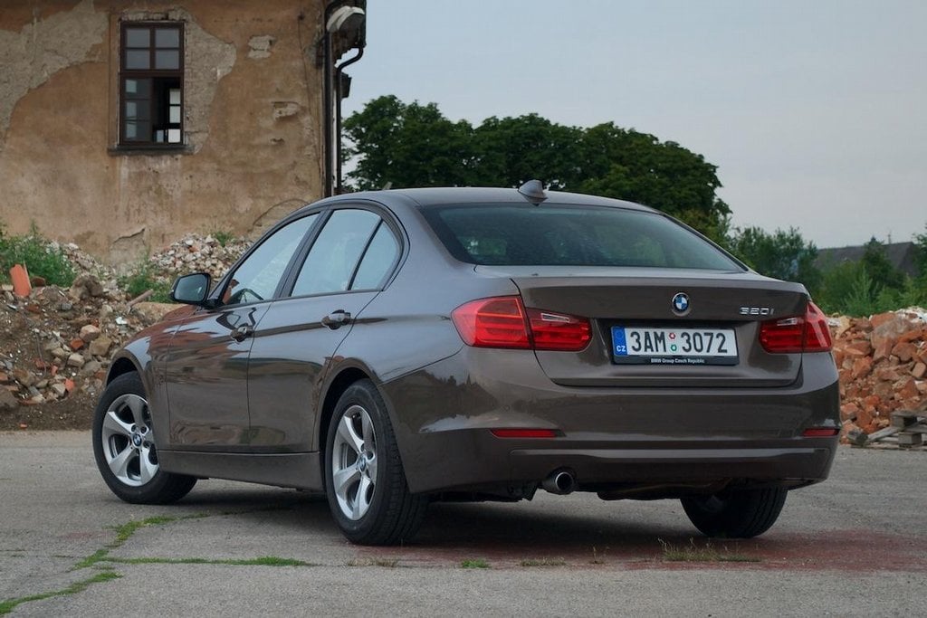 2011-10-bmw-320i-efficient-dynamics-2.jpg