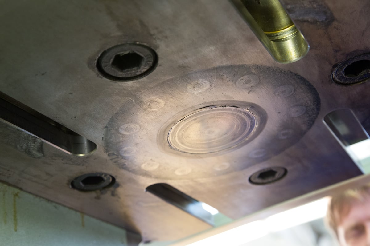 Hydraulický lis působí na střížek tlakem 600 tun ve dvou zdvizích
