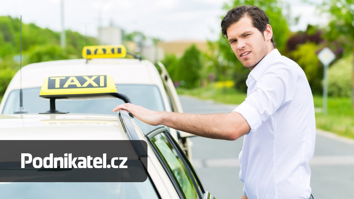 Řidiči Uberu a Boltu prchali před razií z finančáku