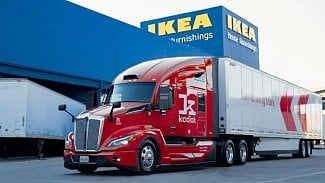 Náhledový obrázek - IKEA přesouvá nábytek po Texasu v autonomních kamionech. Skutečný řidič ale stále sedí v kabině