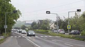 Náhledový obrázek - Praha zruší bizarní přechod přes dálnici. Postaví tunel a zvýší rychlost