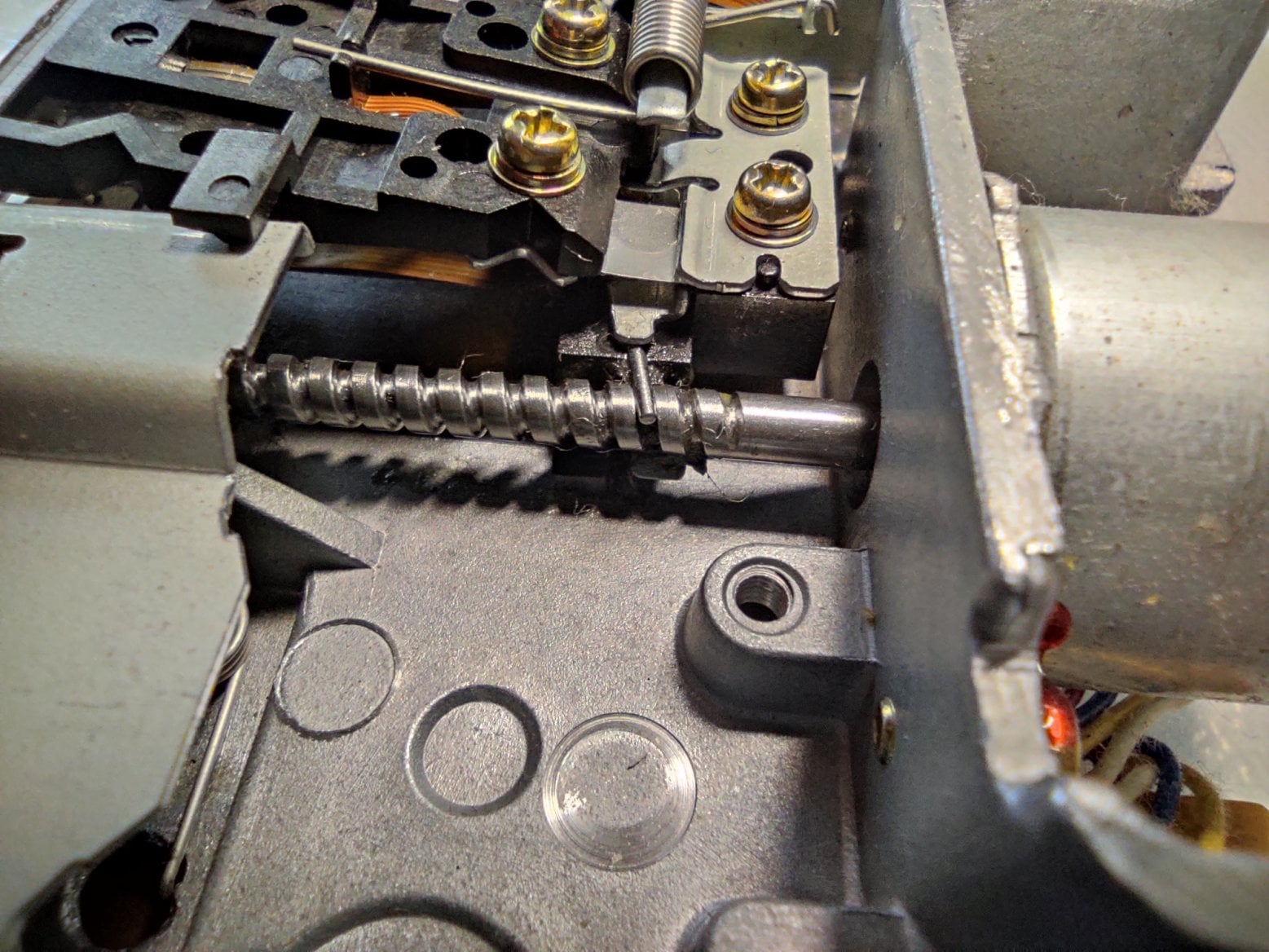 Detail šnekového pohonu hlavy.