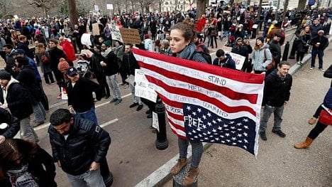 Náhledový obrázek - Svět kritizuje Trumpa za migrační dekret, Merkelová ho rázně odsoudila