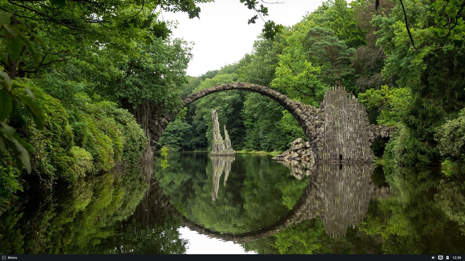 Edice MATE rovněž používá ve výchozím stavu téma Plata (Noir) a přináší čerstvé MATE 1.20 se spoustou oprav.