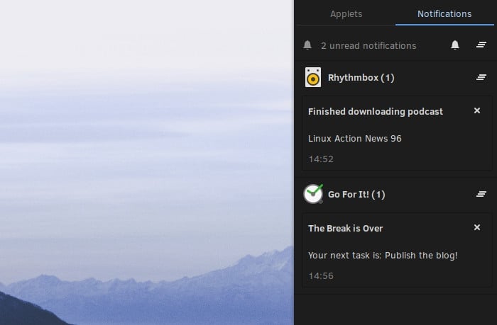 Zásadní změnou prošly notifikace, které se chytře seskupují podle aplikací a uživatel tak může snadno vymazat jednu, vymazat všechny související s aplikací či vymazat úplně vše naráz.