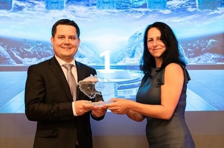 Personální ředitel Radomír Mikoláš z firmy Kovona System, a.s., přebírá vítěznou trofej od porotkyně Hany Vackové.