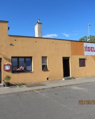 Jídelna U Karoušků, Mratín - Výskyt myšího trusu. Provozovna nezabezpečená před pronikáním škůdců.
Výskyt plísní v chladicích zařízeních. Riziko kontaminace potravin z důvodu nevyhovujících prostor, uzavřena část provozovny - kuchyň, jídelna