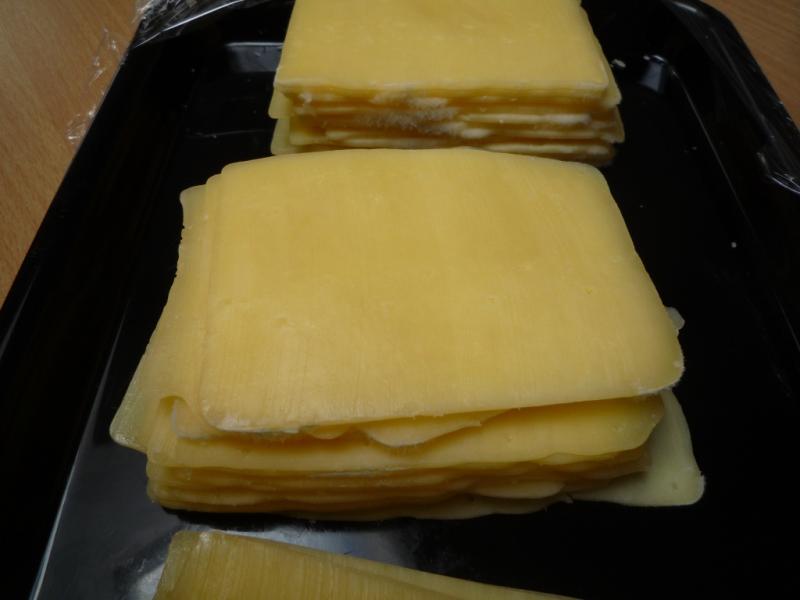 CHEDDAR. Kategorie: Nebezpečné potraviny. Nevyhovující parametr: plísně okem viditelné. Na povrchu potraviny se vyskytovala plíseň bílé a zelené barvy. 
Při kontrole nebyly zjištěny nevyhovující teploty skladování výrobku. Výrobek neměl prošlé datum použitelnosti. Země původu: Polsko. Místo kontroly: Tesco Stores ČR a.s., Držovice