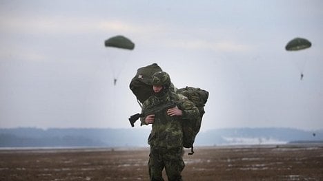 Náhledový obrázek - Proč českou armádu zachraňují cizí úředníci