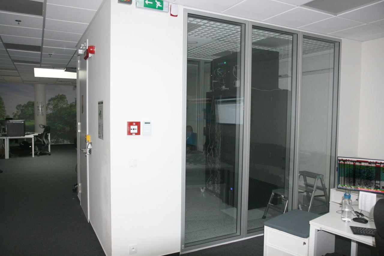 Datový sál se nalézá přesně ve středu SOC centra.