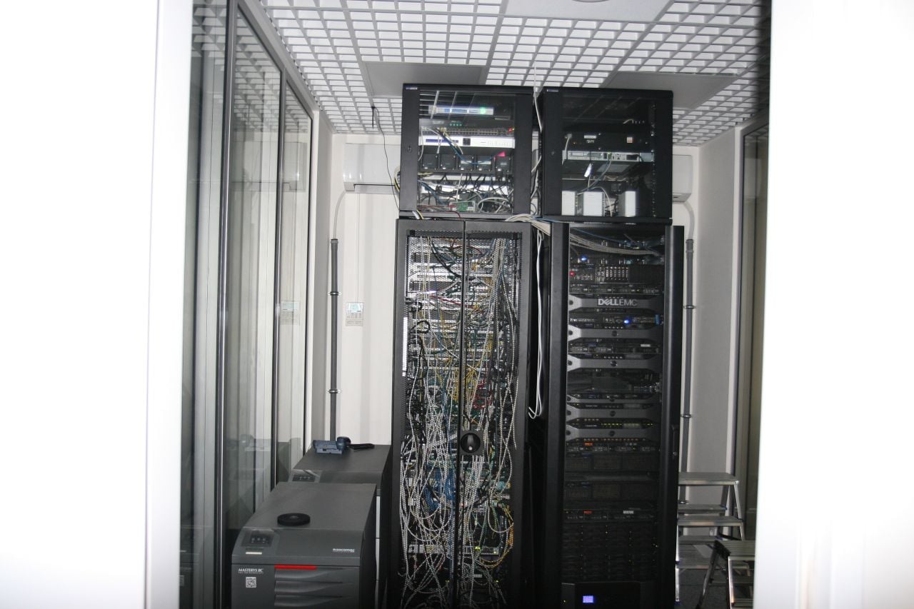 Sítové prvky datového sálu bohužel musíme nechat bez popisku, stejně tak nemůžeme uvést ani hlavní poskytovatele konektivity, je to z toho důvodu, že SOC je pod útokem prakticky 24 hodin denně a jeho majitelé nechtějí hackerům ještě usnadňovat práci. Podíváme se ale nicméně na serverovou výbavu i některé zajímavé legacy technologie.