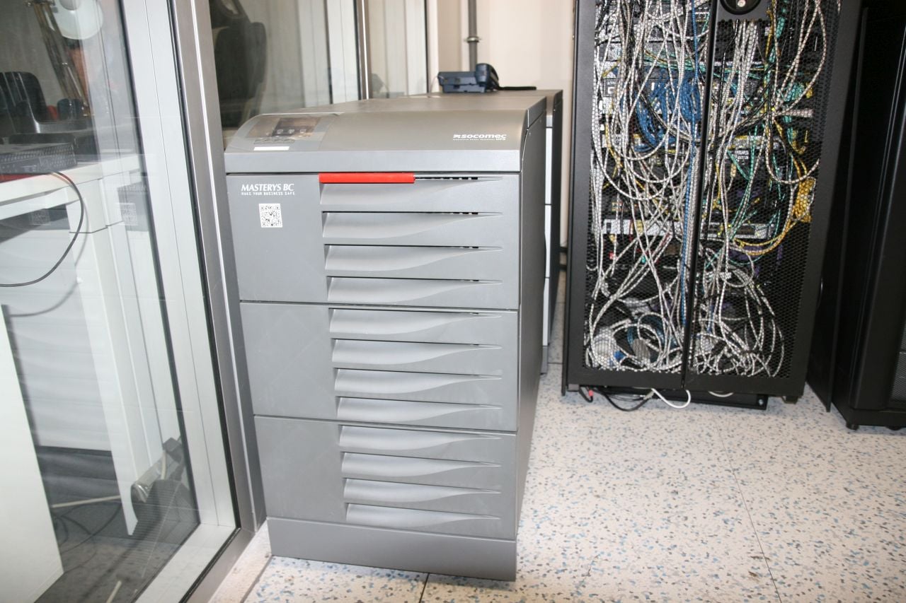 Dvě UPS MASTERYS BC od Socomecu.