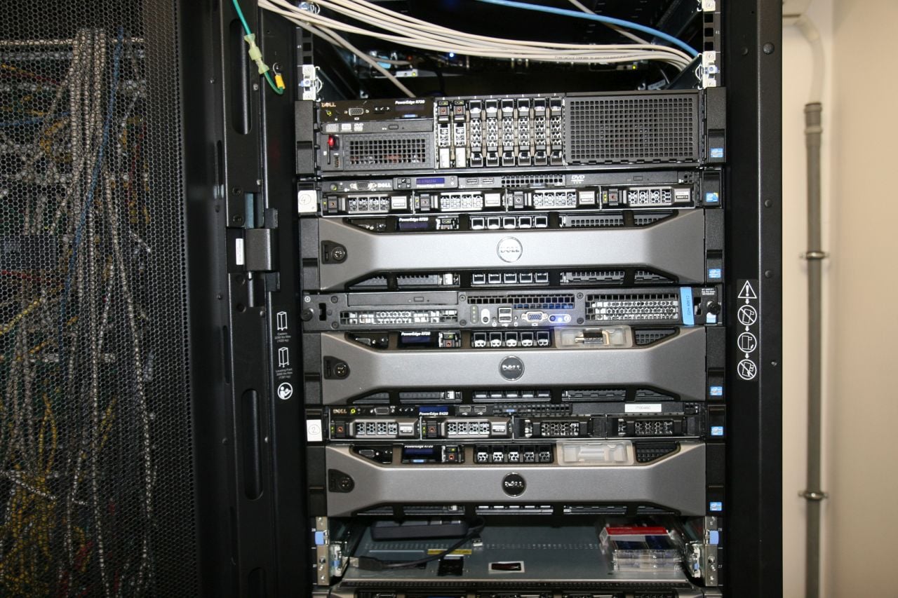 Virtualizační platformu tvoří čtyři DELL PowerEdge R720 servery managované přes 
iDRAC7 v enterprise edici.

(Dual, Hot-plug, Redundant Power Supply (1+1) - 750W, PERC H710 Integrated RAID Controller, 512MB NV Cache, 300GB SAS 6Gbps, 2.5-in, 10K RPM HDD v Hot-plug režimu, 
Intel Xeon procesor E5-2660 2.20GHz, 20M Cache, 8.0GT/s QPI, Turbo, 8C, 95W, DDR3-1600MHz 16GB RDIMM, 1600MHz, Low Volt, Dual Rank, x4)