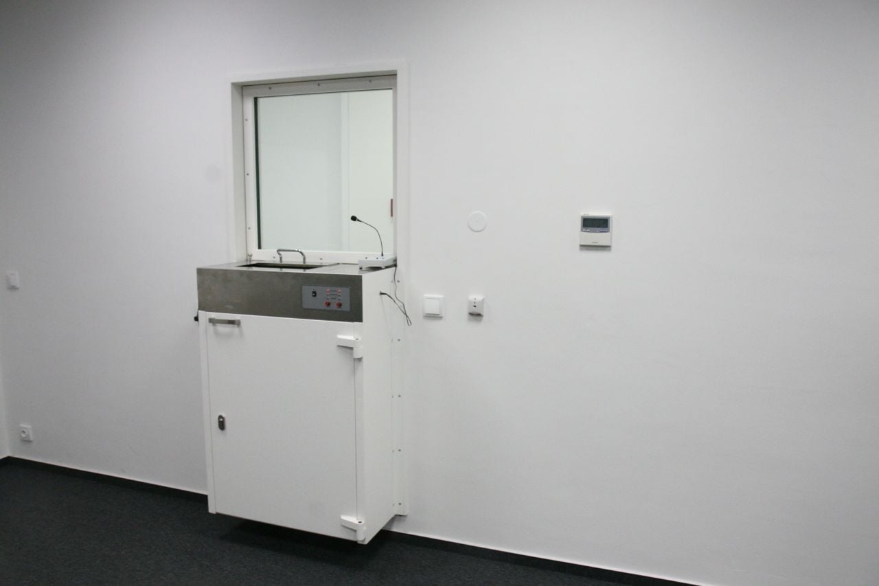 Bezpečný způsob předávání dokumentů do SOC centra (pohled z přepouštěcí chodby).