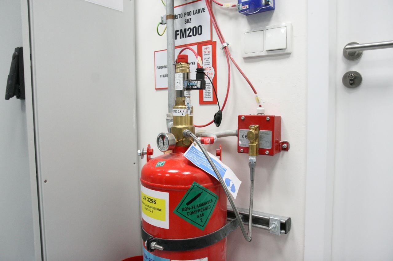 Hasicí plyn Heptafluoropropane je dnes poměrně oblíbený v telekomunikacích a datacentrech coby náhrada za Halon, který je dnes v řadě západních zemí zakázaný kvůli ochraně ozonové vrstvy planety.