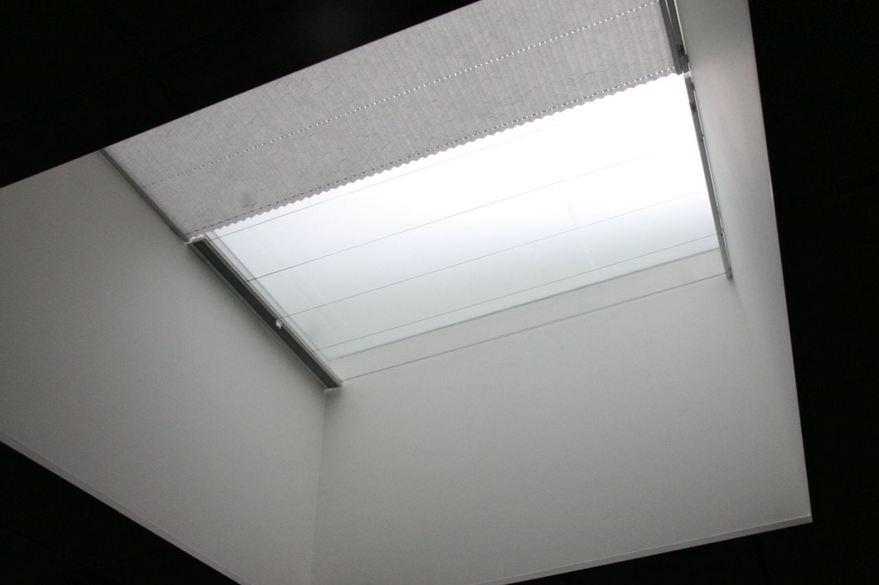 Také světlík, který do místnosti přivádí alespoň trochu denního světla, musel projít bezpečnostní úpravou a znemožněním možnosti náhledu do centra.