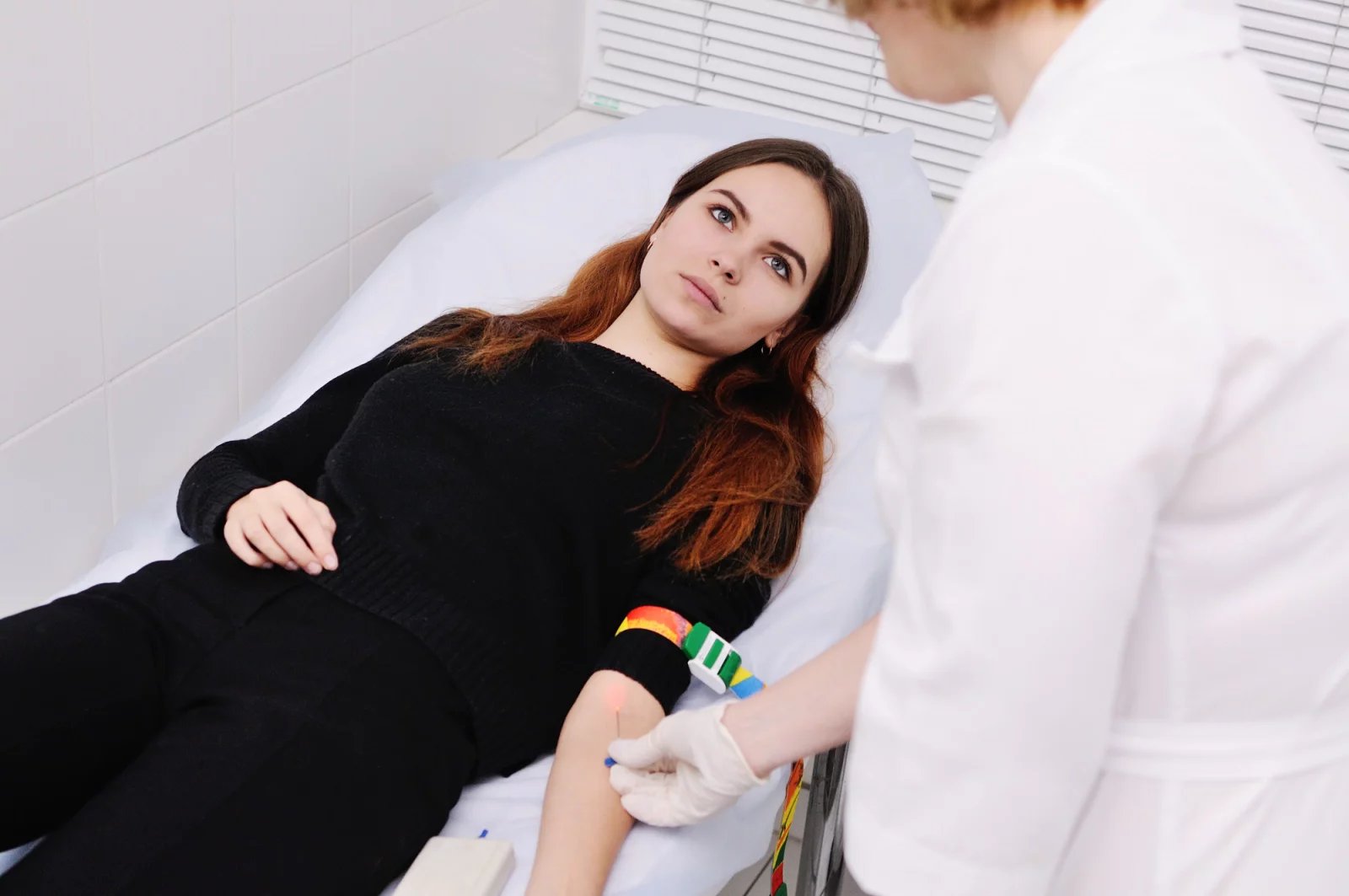 U krevních transfuzí bývá vyšetření krevní skupiny nevyhnutelné. Pacient totiž smí přijímat krev jen od té osoby, jejíž krevní skupina a zároveň i Rh faktor jsou slučitelné.