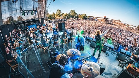 Náhledový obrázek - Jedni už hodili mikrofony do ringu, jiní nervózně sledují situaci kolem. Nad hudebními festivaly visí otazník