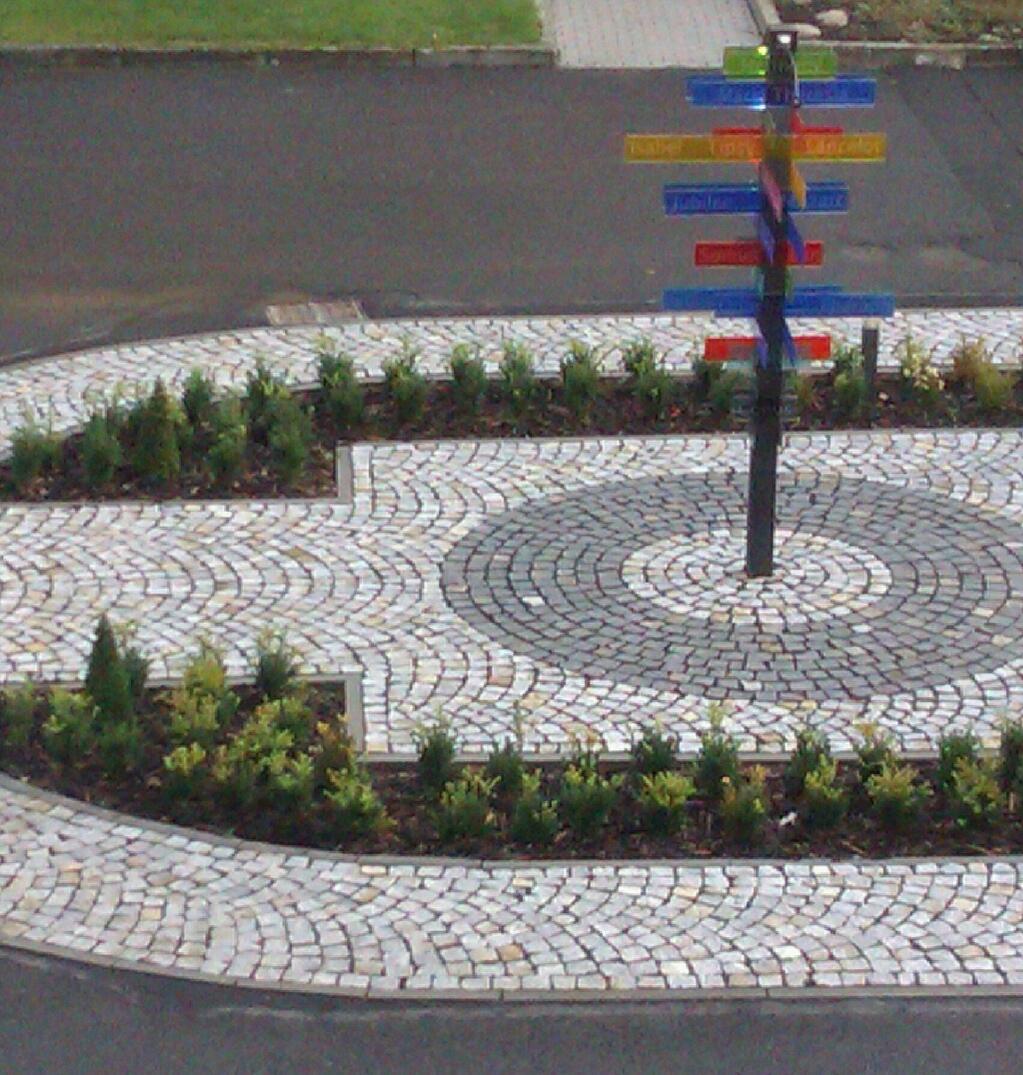 Takhle vypadá z okna kanclu náš firemní parčík se skleněným rozcestníkem v Karlových Varech.