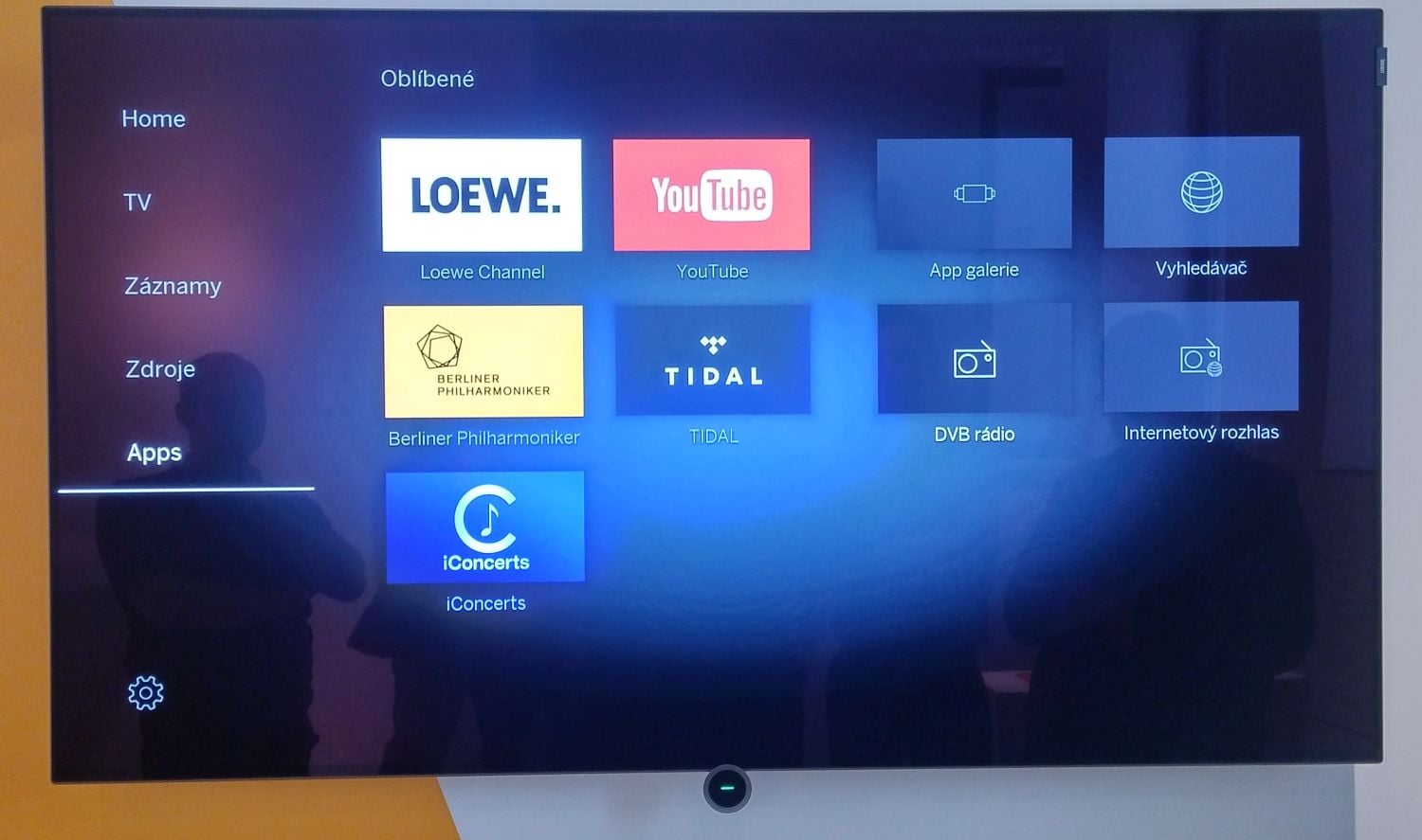 Aplikace, včetně přístupu do obchodu s aplikacemi a na internetová rádia, což je specialitka Loewe. Přes ozubené kolečko vlevo dole se dostanete do menu nastavení.